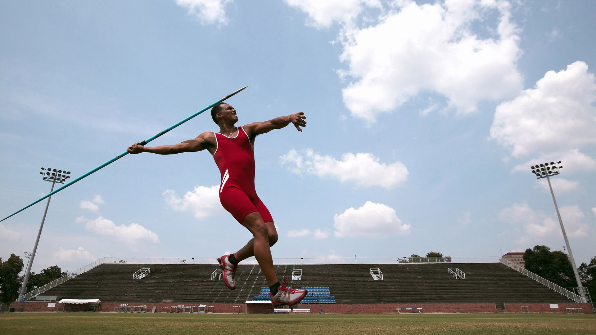 特色足球元素融入城市公共空间艺术设计，丰富城市文化氛围，探寻足球城的底蕴