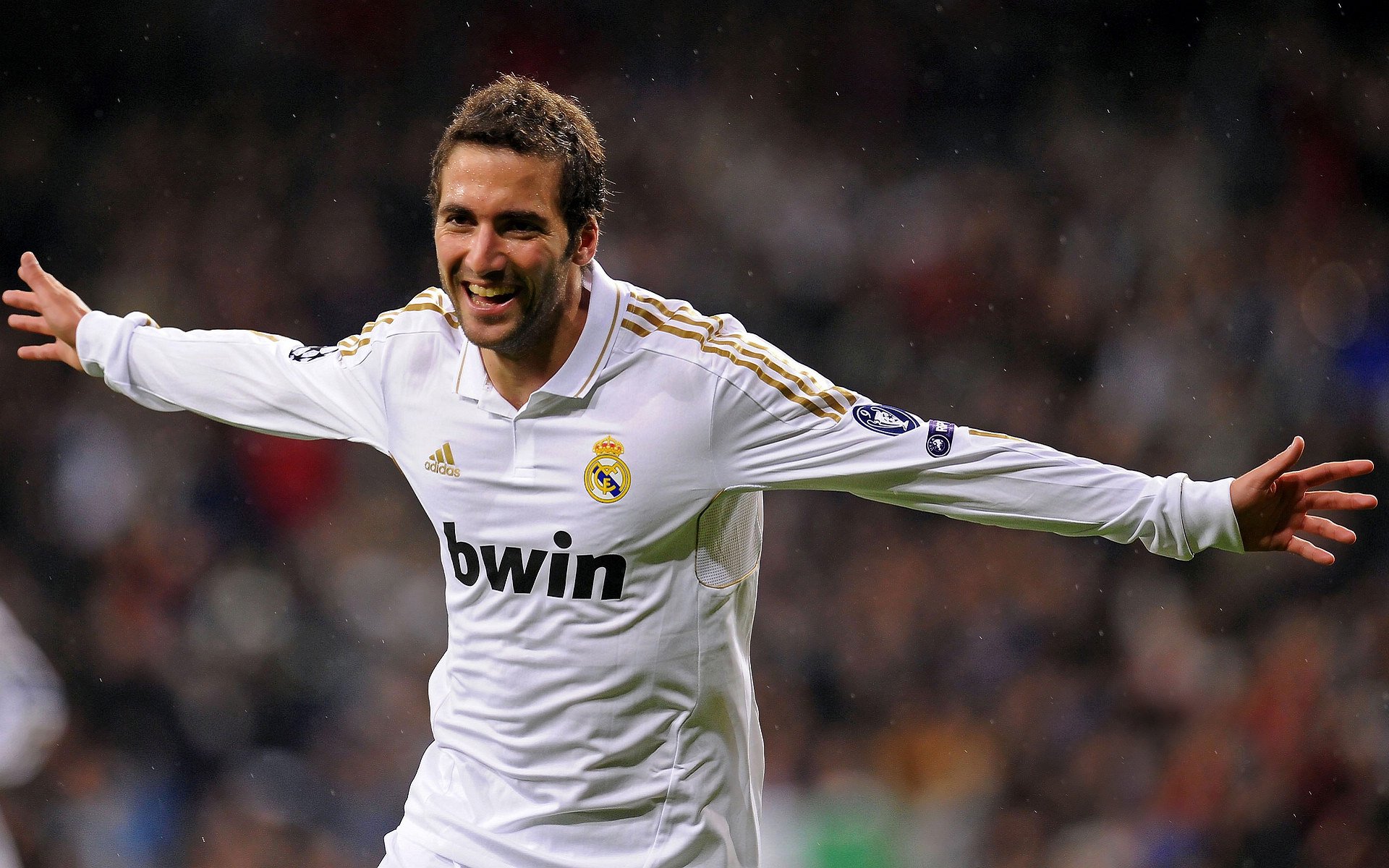 高空动作设计创新，空翻组合动作丰富，高空翻转